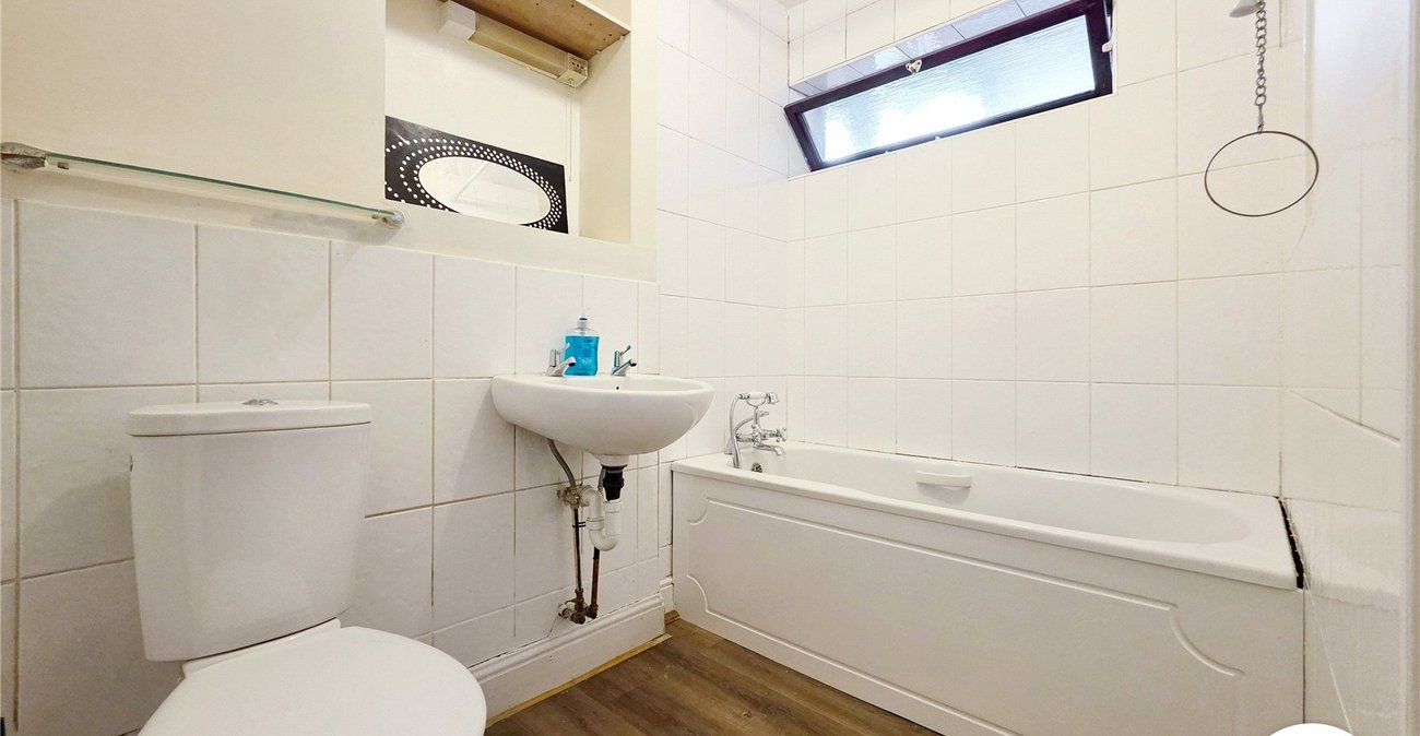 2 bedroom property to rent in London | Robinson Jackson