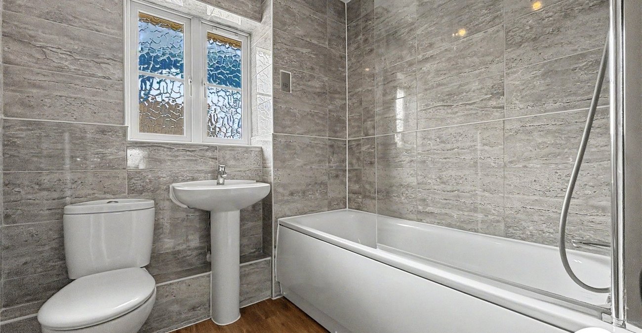 4 bedroom house to rent in Wainscott | Robinson Michael & Jackson