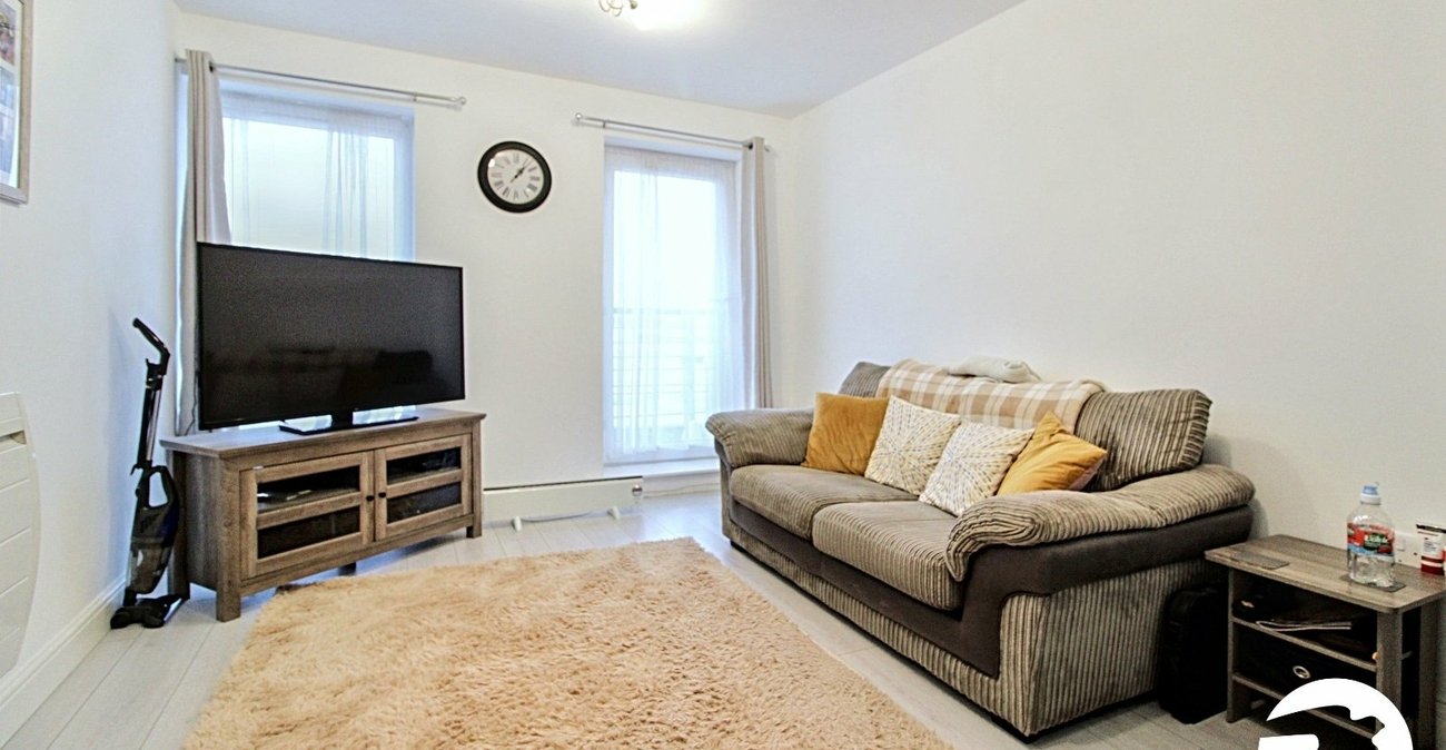 2 bedroom property to rent in Greenhithe | Robinson Michael & Jackson