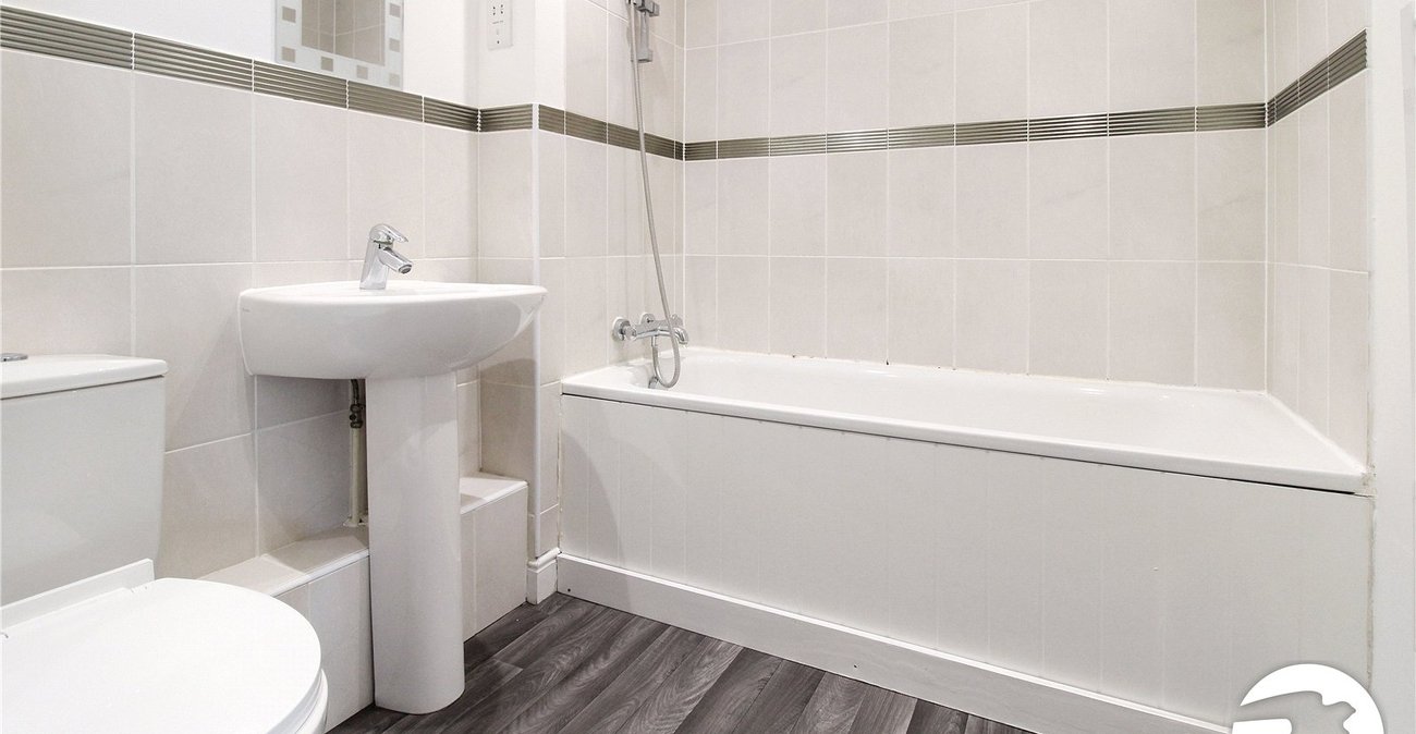 2 bedroom property to rent in Greenhithe | Robinson Michael & Jackson