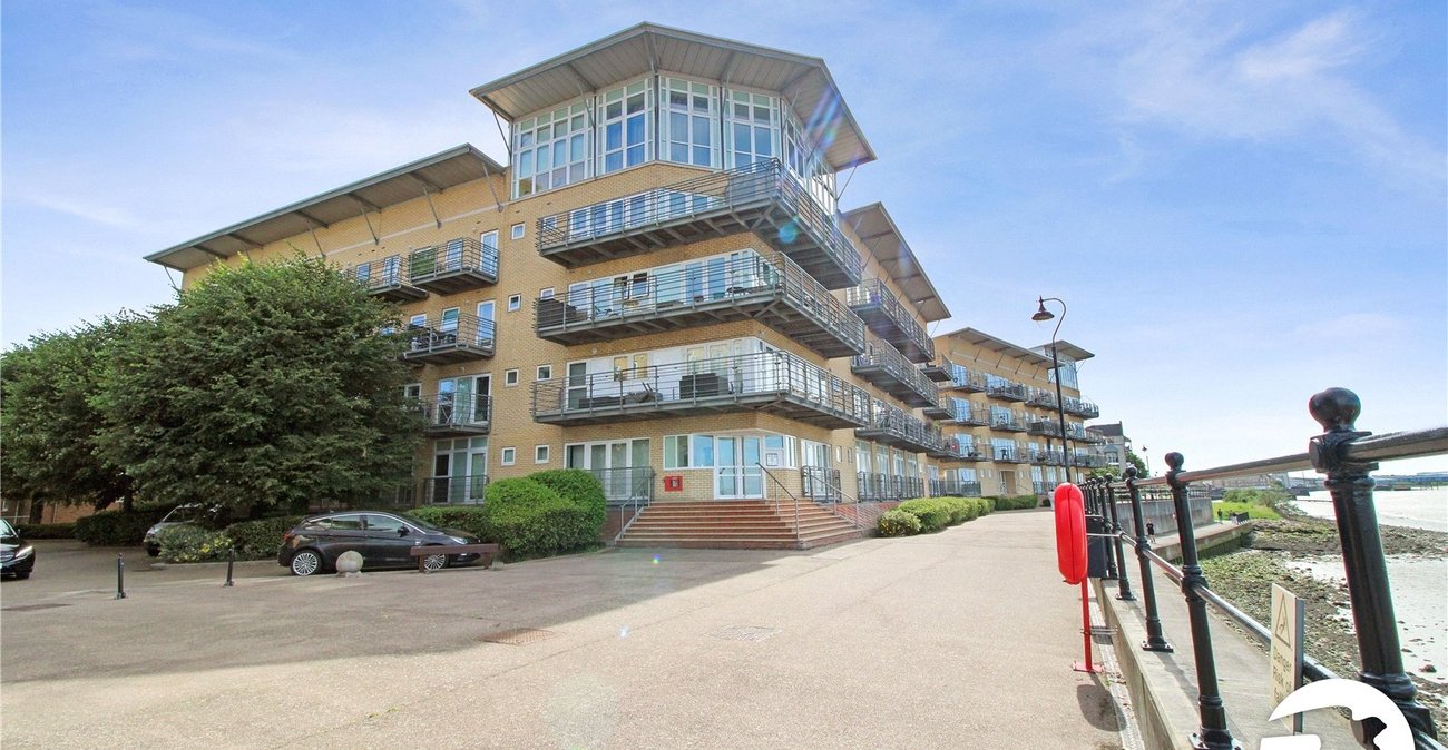 2 bedroom property to rent in Greenhithe | Robinson Michael & Jackson