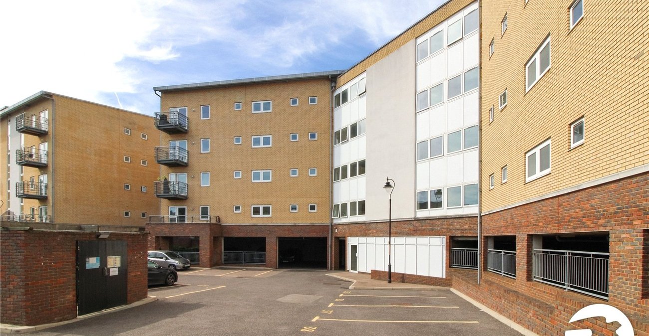 2 bedroom property to rent in Greenhithe | Robinson Michael & Jackson