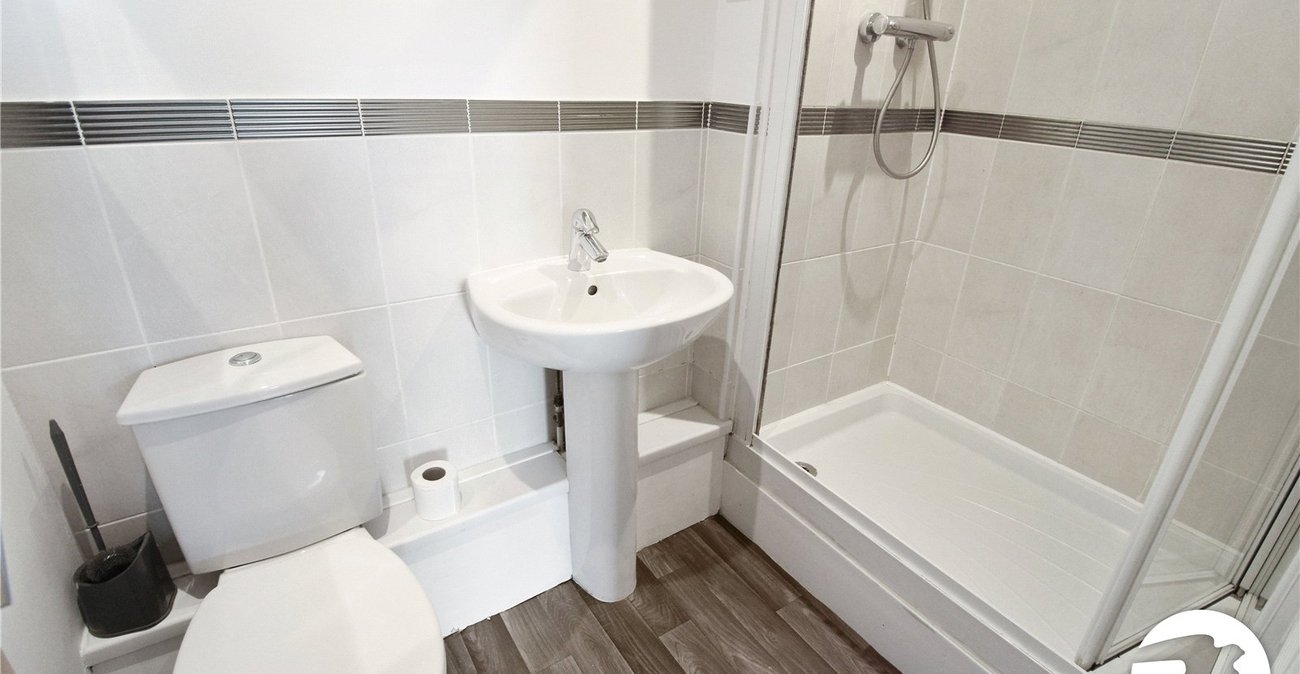 2 bedroom property to rent in Greenhithe | Robinson Michael & Jackson