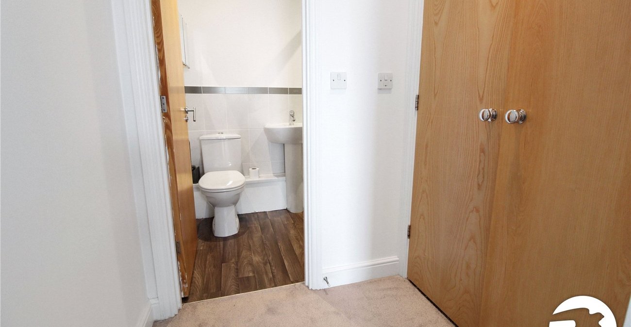 2 bedroom property to rent in Greenhithe | Robinson Michael & Jackson