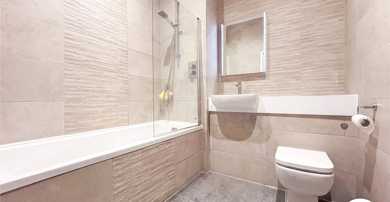 2 bedroom property to rent in Chatham Maritime | Robinson Michael & Jackson