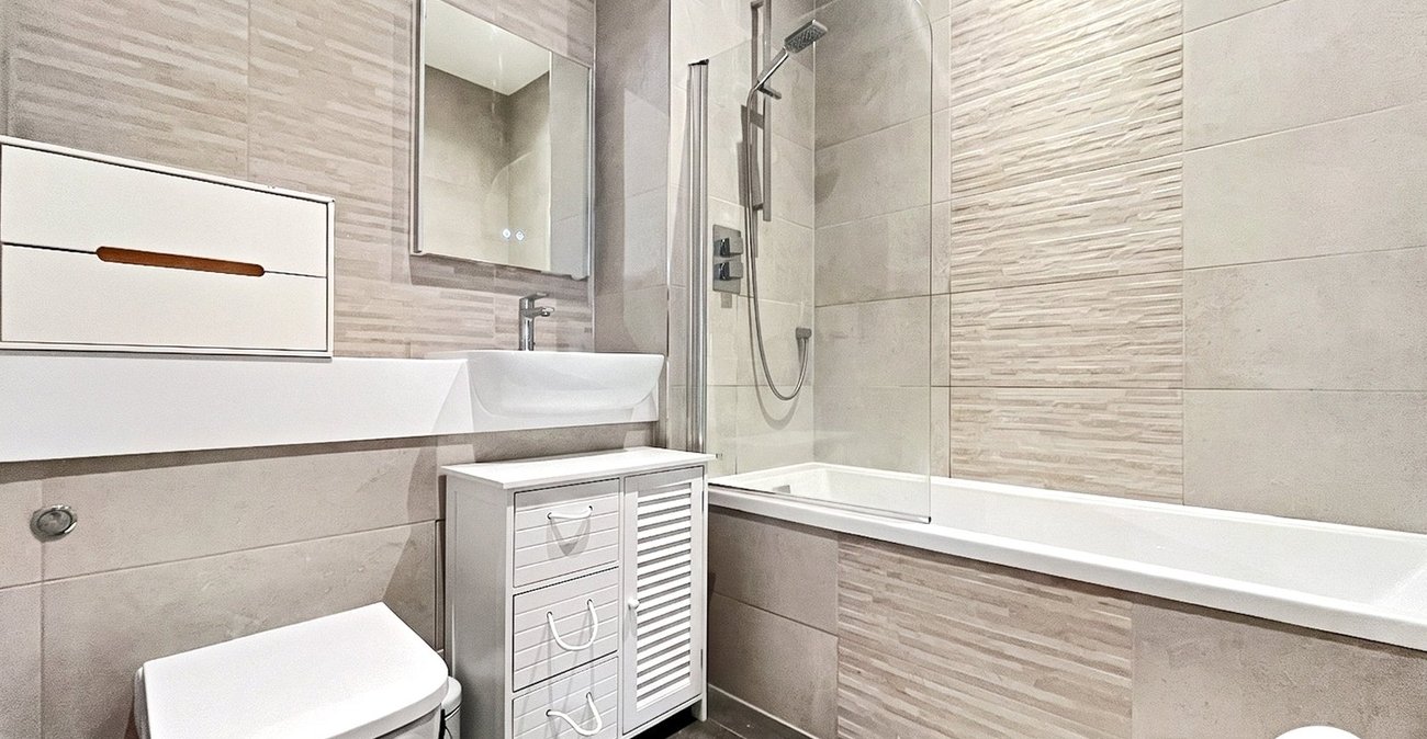 1 bedroom property to rent in Chatham Maritime | Robinson Michael & Jackson