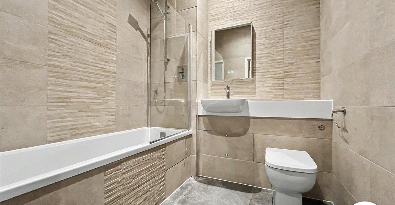 2 bedroom property to rent in Chatham Maritime | Robinson Michael & Jackson