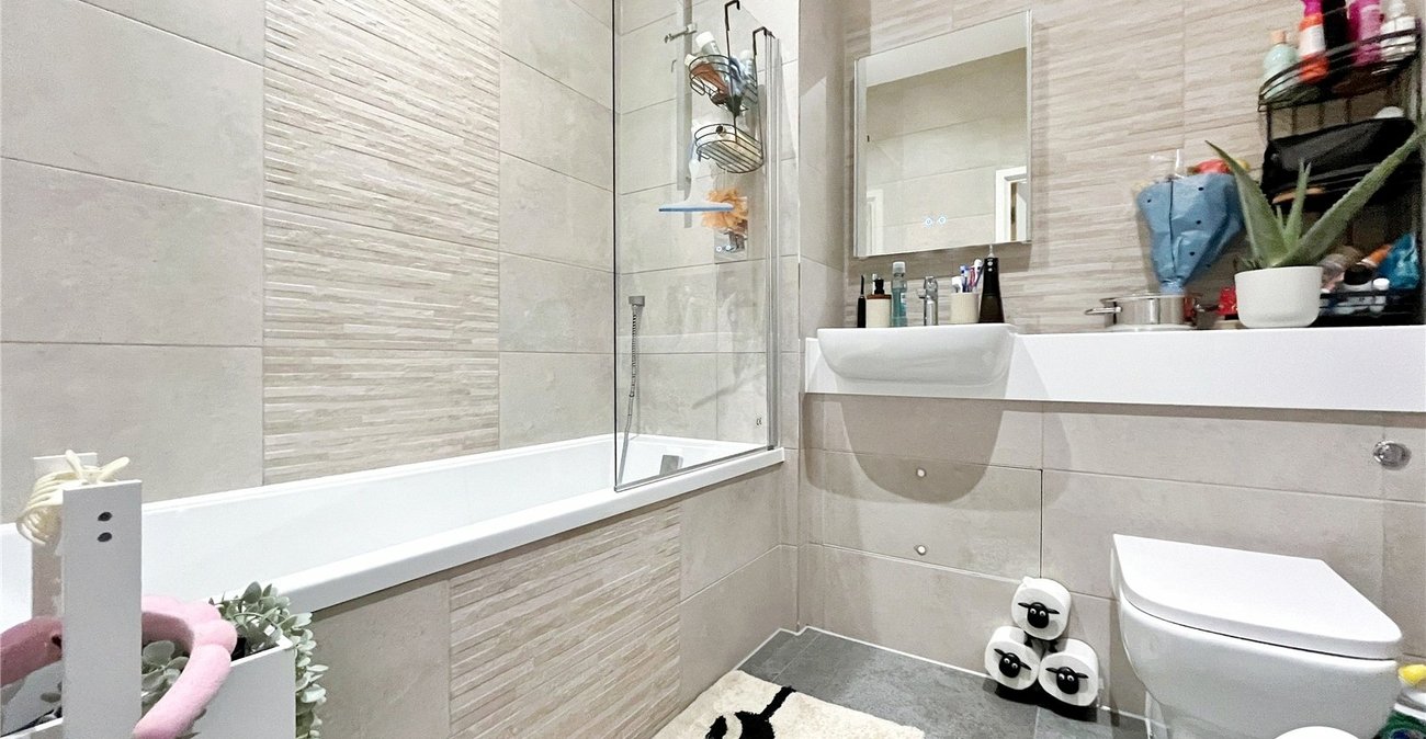 2 bedroom property to rent in Chatham Maritime | Robinson Michael & Jackson