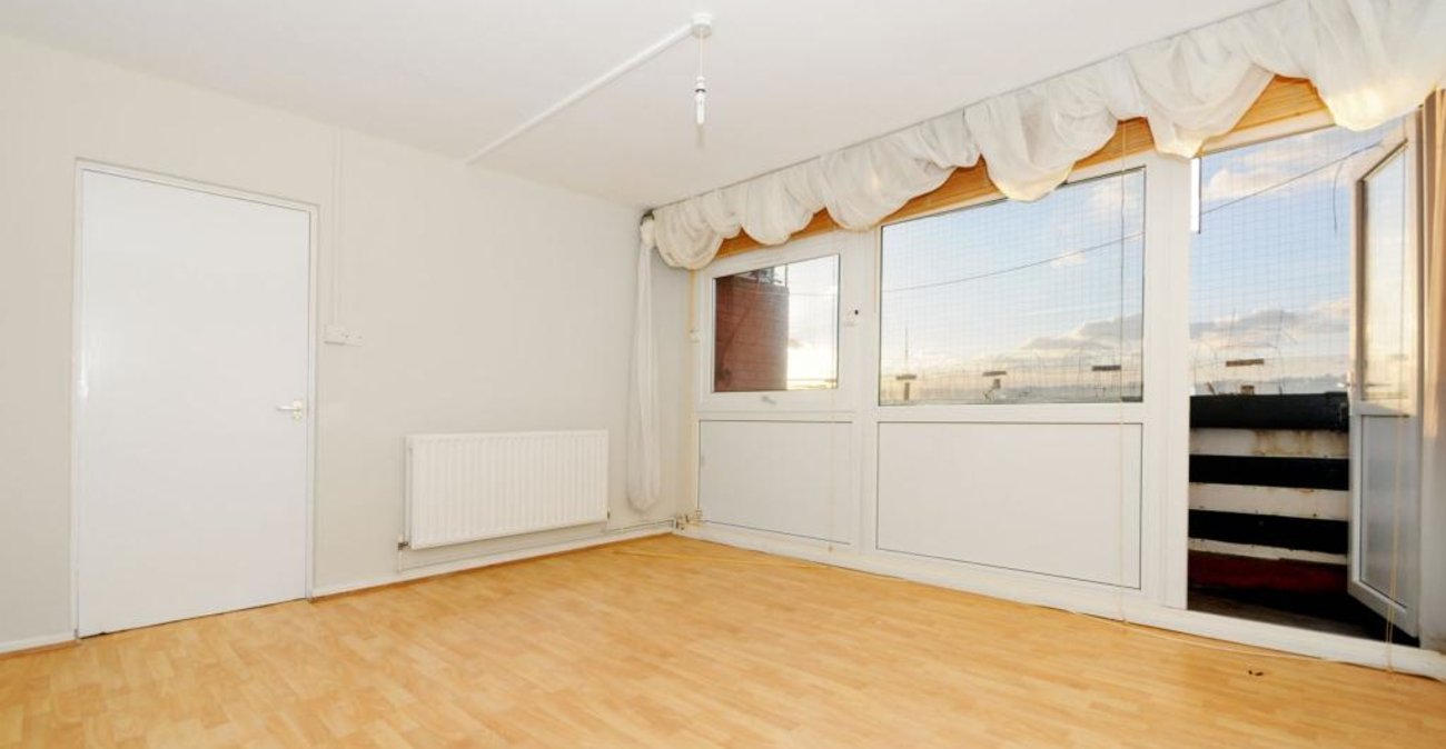 Flat - Purpose Built to rent in Dacres Road, Forest Hill ...