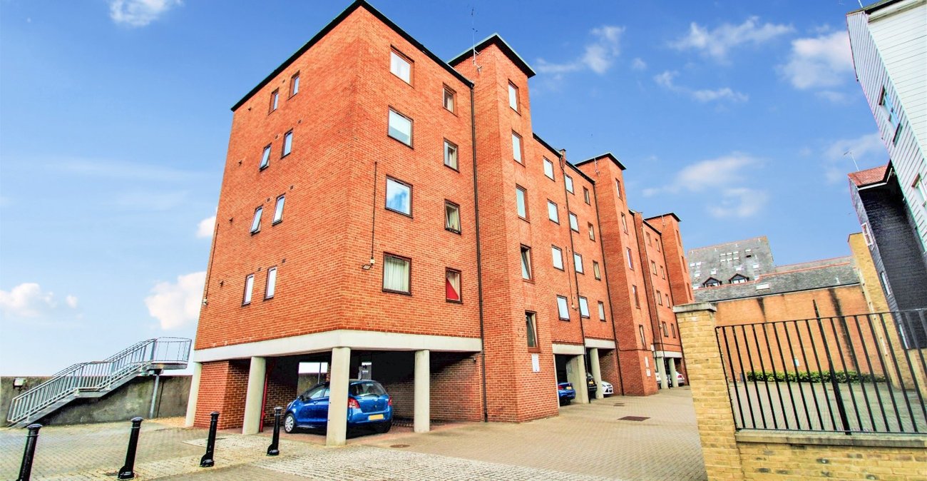 2 bedroom property to rent in West Street | Robinson Michael & Jackson
