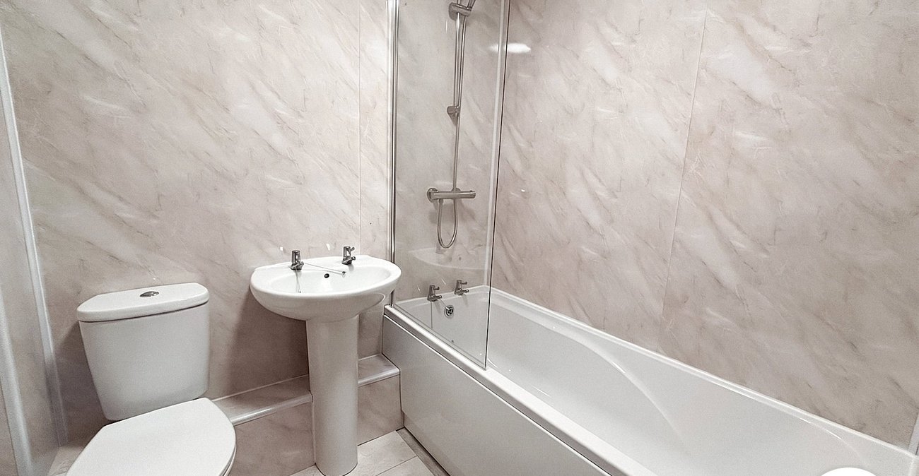 2 bedroom property to rent in Cheshunt Road | Robinson Jackson