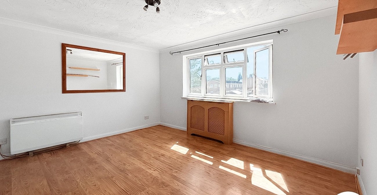 2 bedroom property to rent in Cheshunt Road | Robinson Jackson