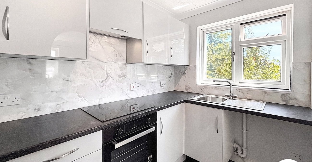 2 bedroom property to rent in Cheshunt Road | Robinson Jackson
