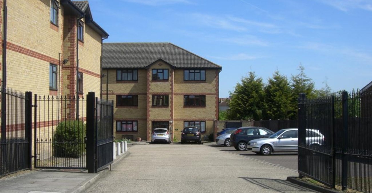 2 bedroom property to rent in Cheshunt Road | Robinson Jackson