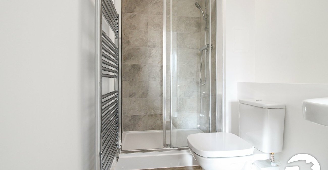 2 bedroom property to rent in Greenhithe | Robinson Michael & Jackson