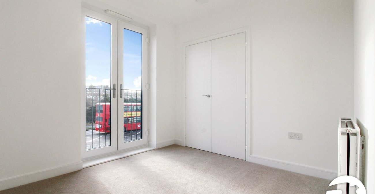 2 bedroom property to rent in Greenhithe | Robinson Michael & Jackson