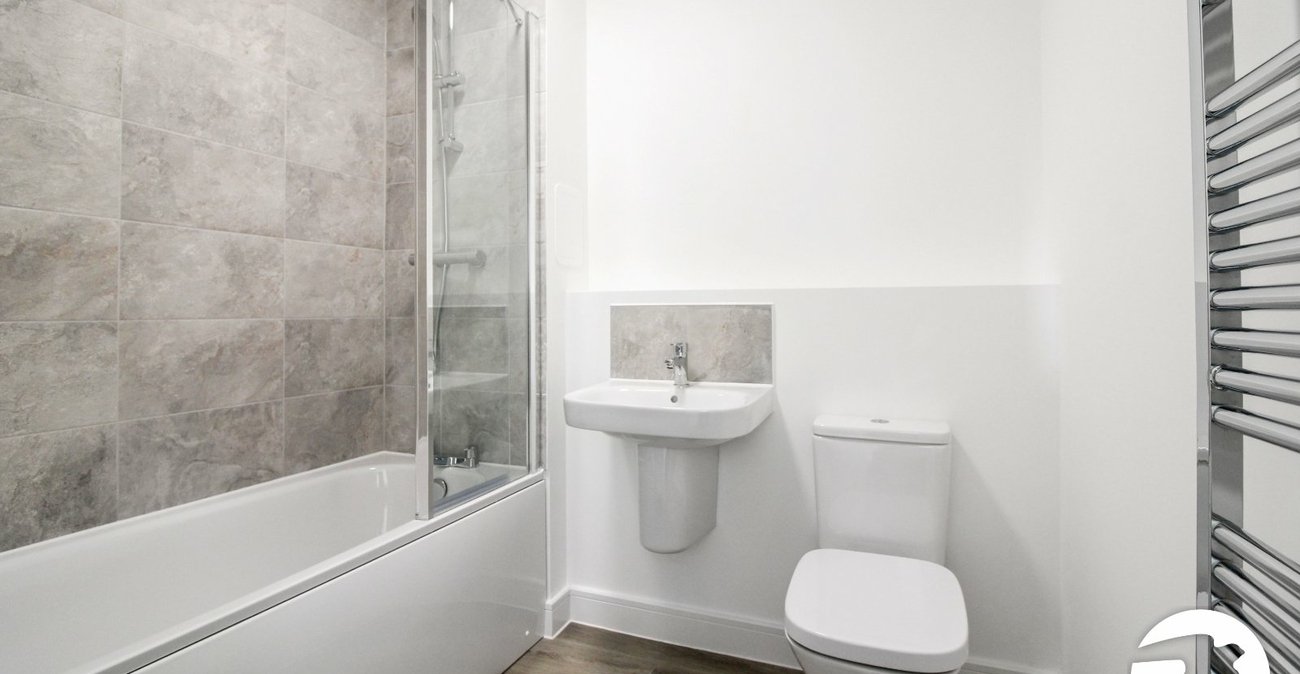 2 bedroom property to rent in Greenhithe | Robinson Michael & Jackson