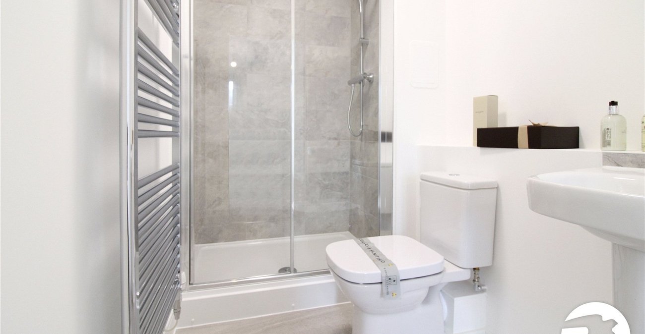 2 bedroom property to rent in Greenhithe | Robinson Michael & Jackson