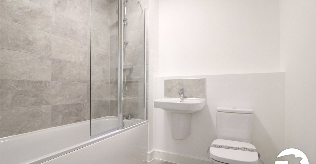 2 bedroom property to rent in Greenhithe | Robinson Michael & Jackson