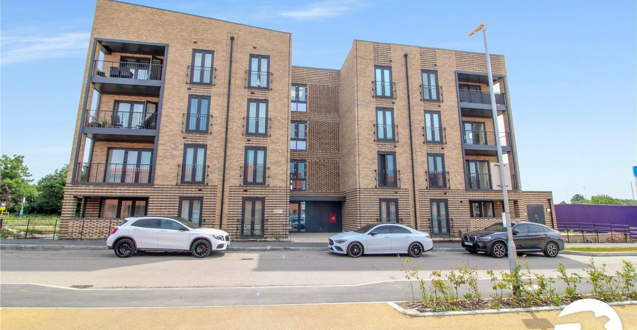 2 bedroom property to rent in Greenhithe | Robinson Michael & Jackson