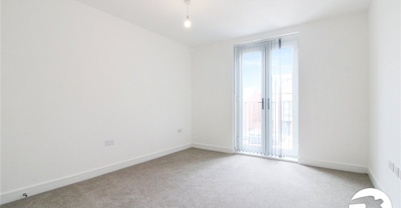 2 bedroom property to rent in Greenhithe | Robinson Michael & Jackson