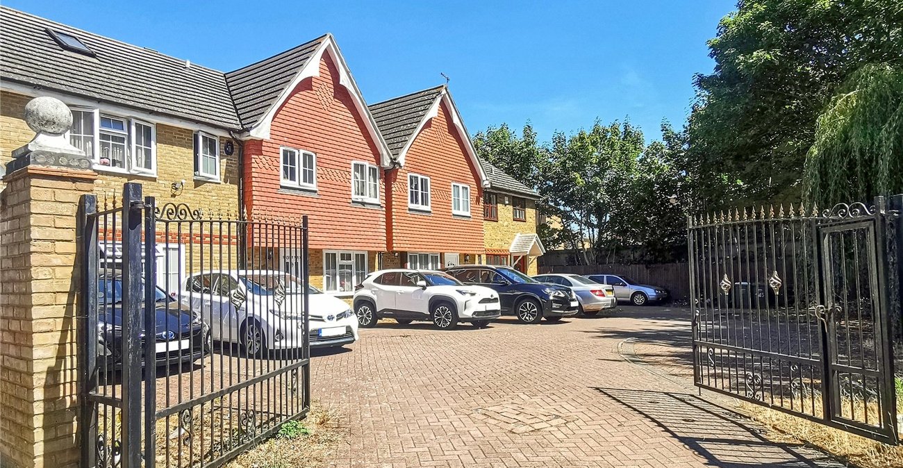 3 bedroom house to rent in Erith | Robinson Jackson