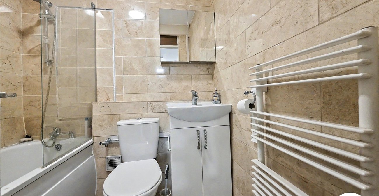 2 bedroom property to rent in London | Robinson Jackson