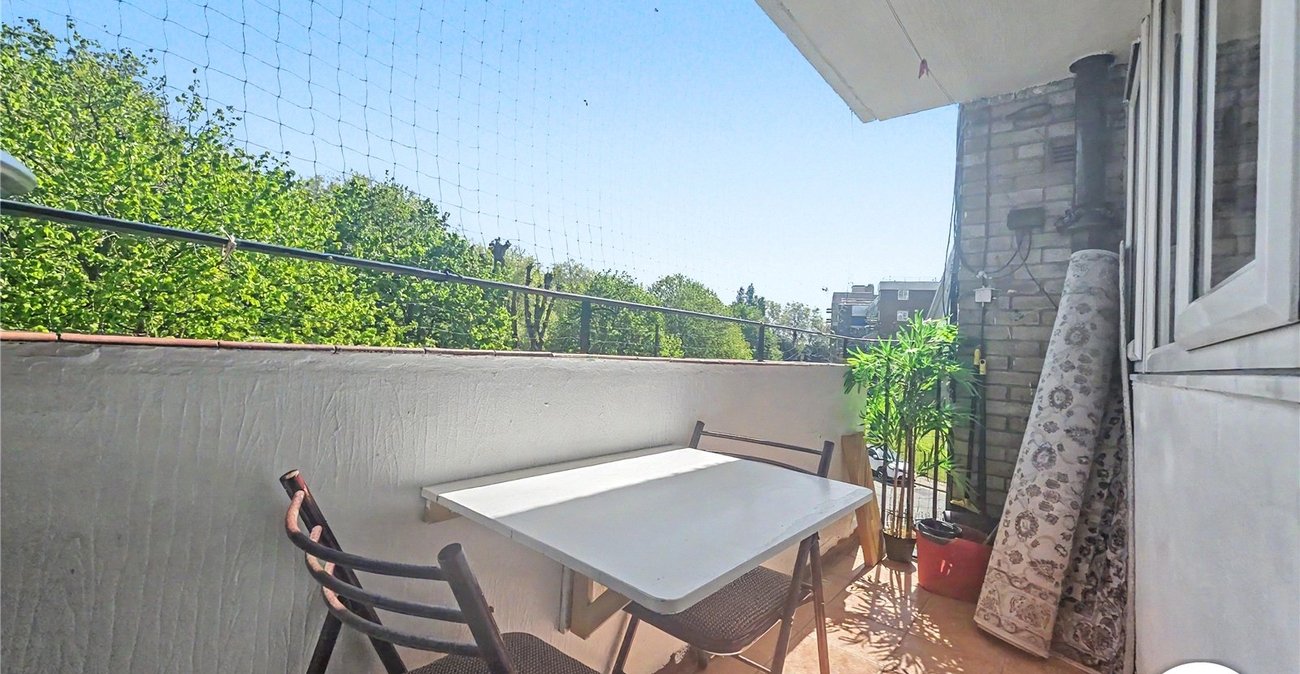 2 bedroom property to rent in London | Robinson Jackson