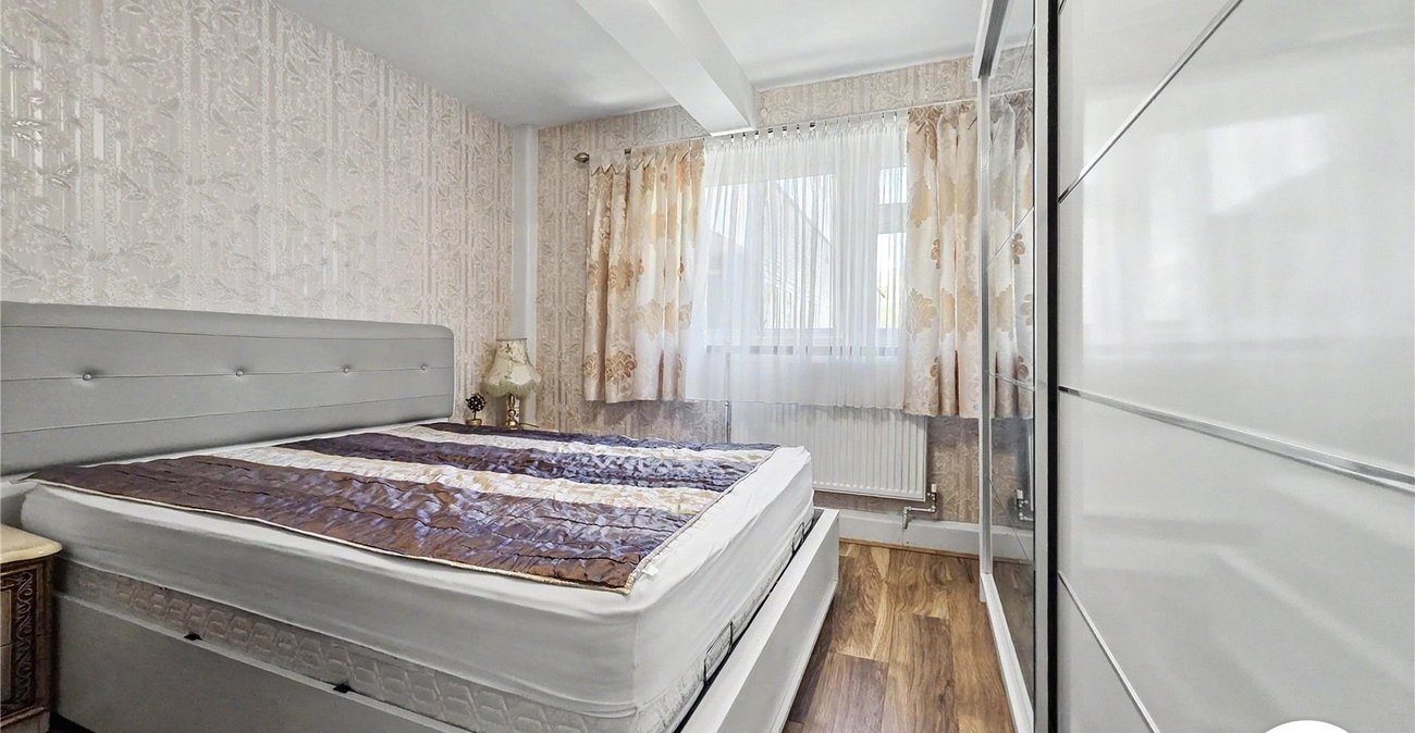 2 bedroom property to rent in London | Robinson Jackson