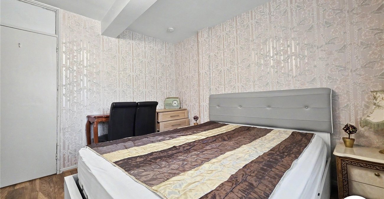 2 bedroom property to rent in London | Robinson Jackson