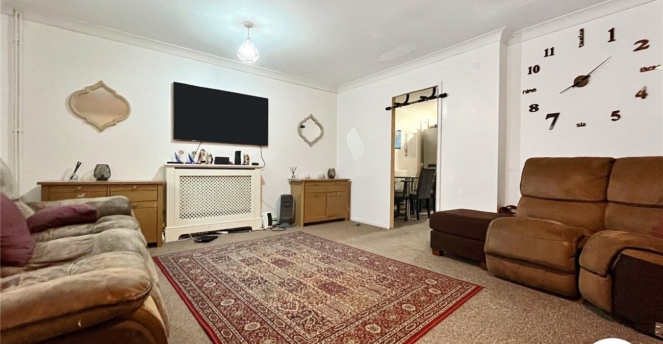 3 bedroom house to rent in Rainham | Robinson Michael & Jackson