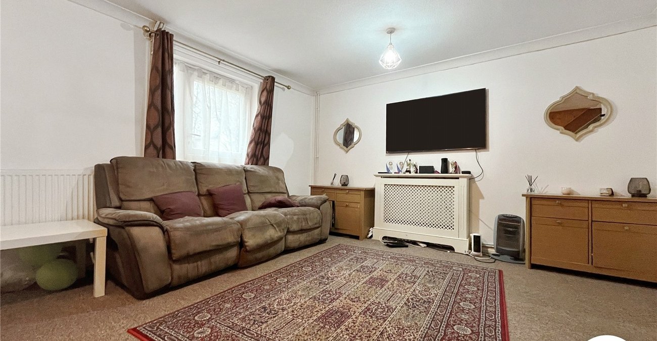 3 bedroom house to rent in Rainham | Robinson Michael & Jackson