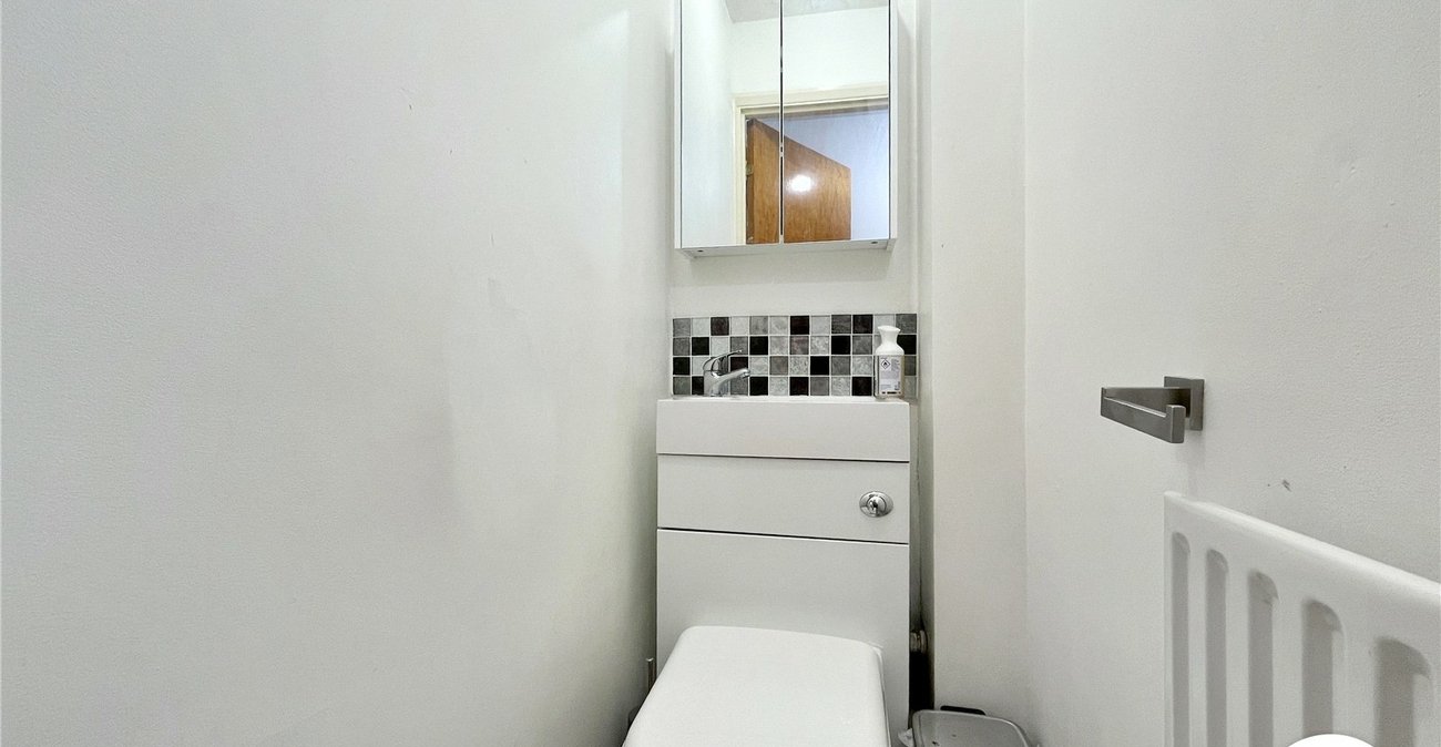 3 bedroom house to rent in Rainham | Robinson Michael & Jackson