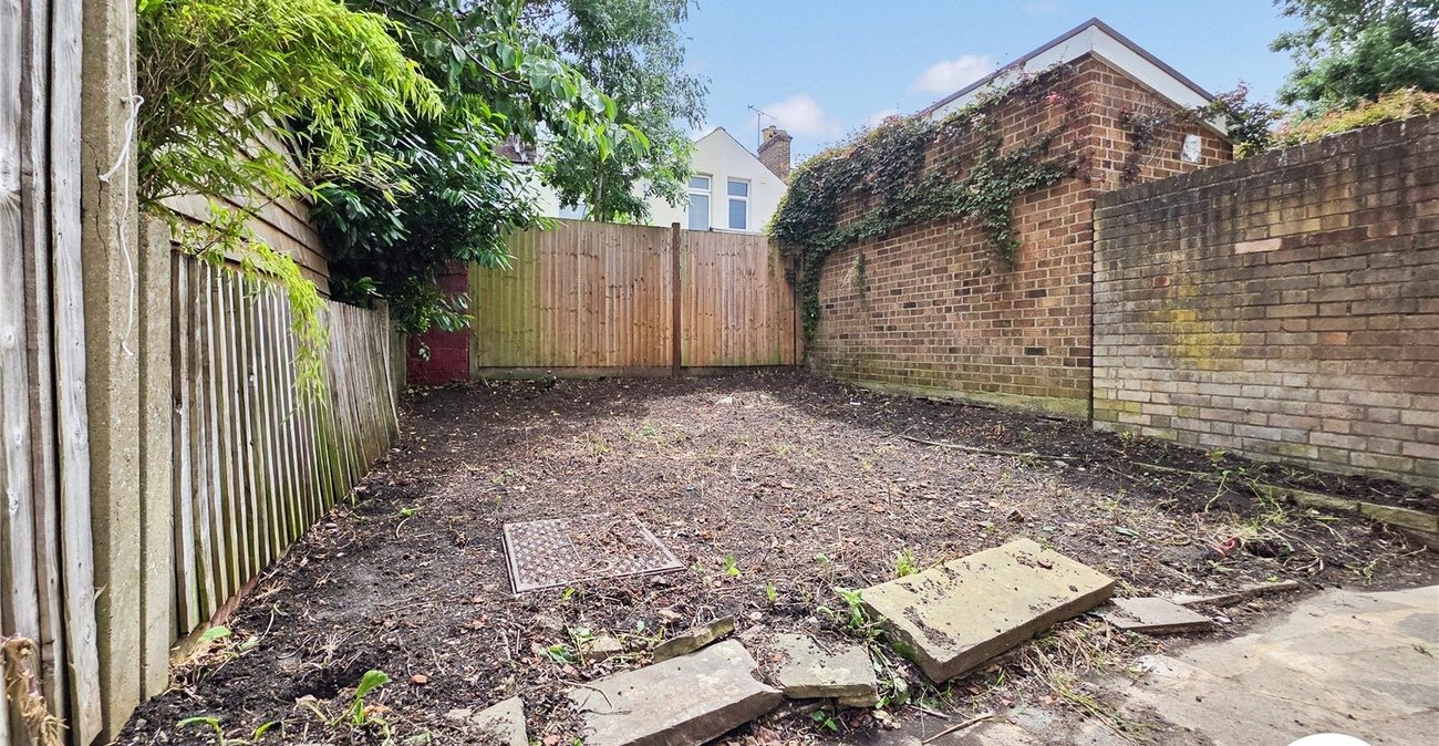 3 bedroom house to rent in London | Robinson Jackson