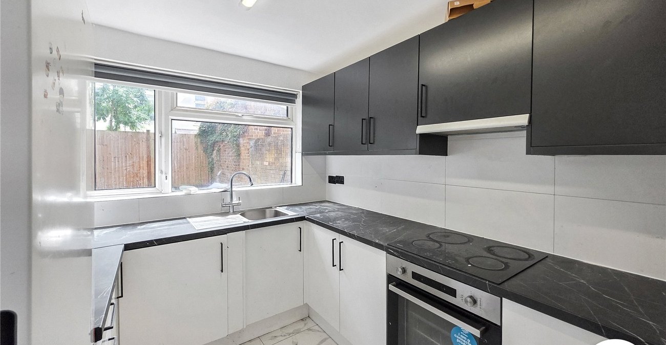 3 bedroom house to rent in London | Robinson Jackson