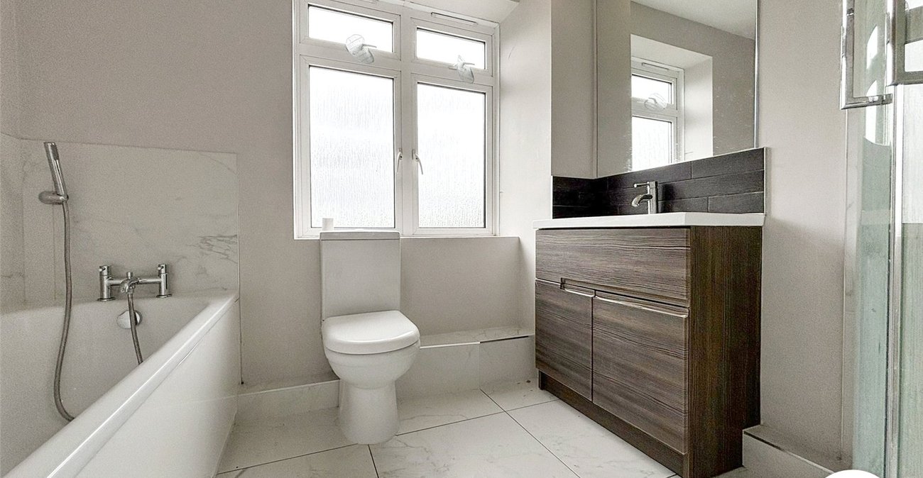 3 bedroom property to rent in London | Robinson Jackson