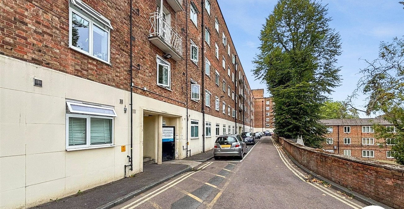3 bedroom property to rent in London | Robinson Jackson