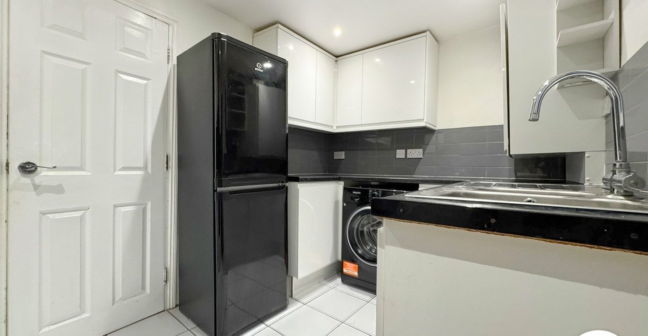 3 bedroom property to rent in Sydenham | Robinson Jackson