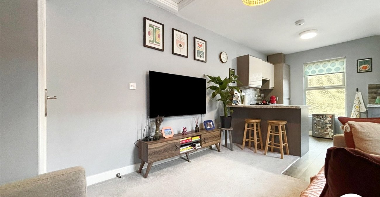 2 bedroom property to rent in London | Robinson Jackson