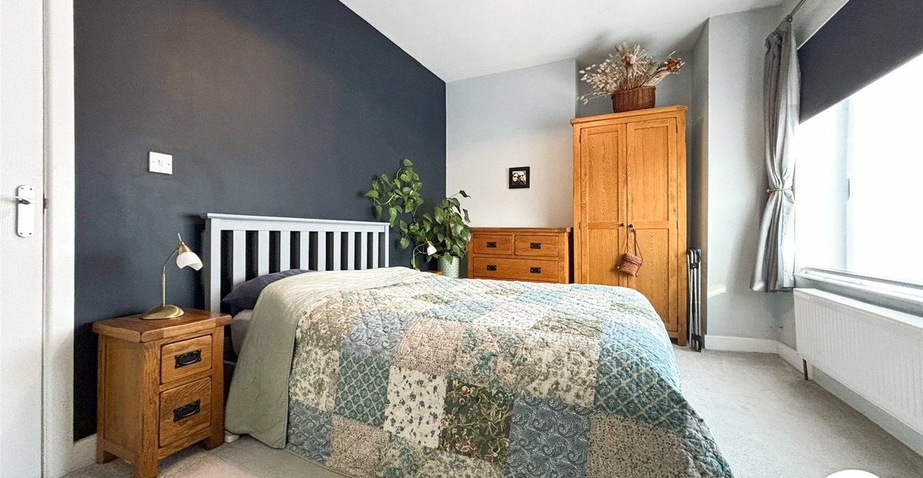 2 bedroom property to rent in London | Robinson Jackson