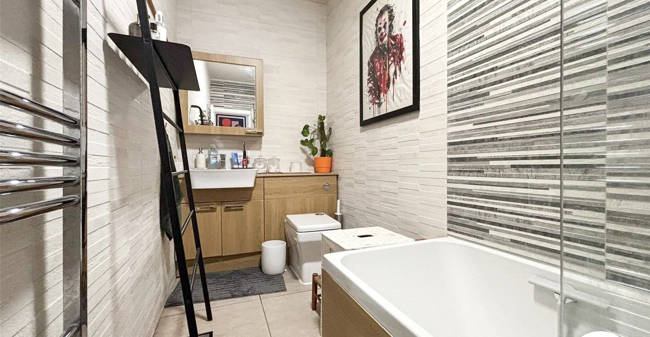 2 bedroom property to rent in London | Robinson Jackson