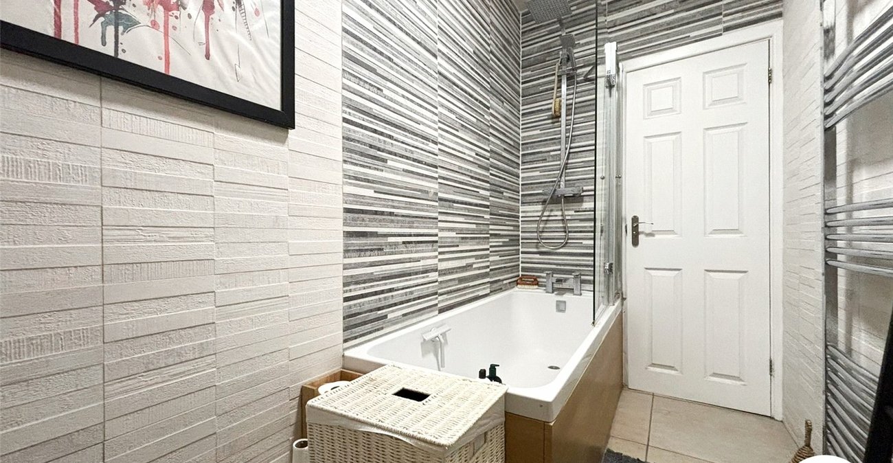 2 bedroom property to rent in London | Robinson Jackson