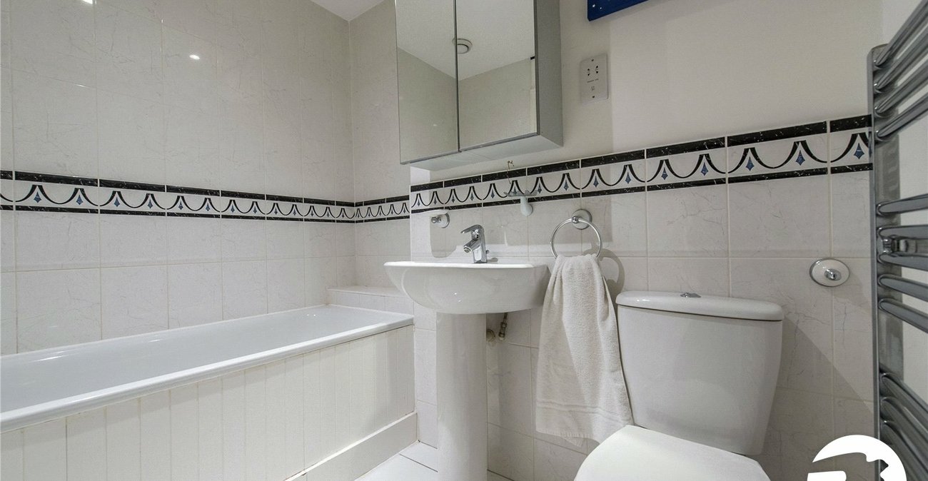 5 bedroom house to rent in Ingress Park | Robinson Michael & Jackson