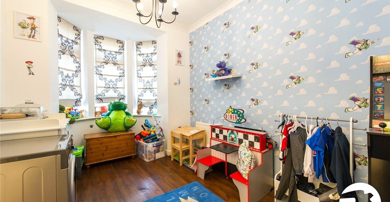 5 bedroom house to rent in Ingress Park | Robinson Michael & Jackson