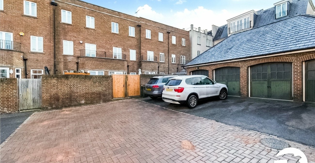 5 bedroom house to rent in Ingress Park | Robinson Michael & Jackson