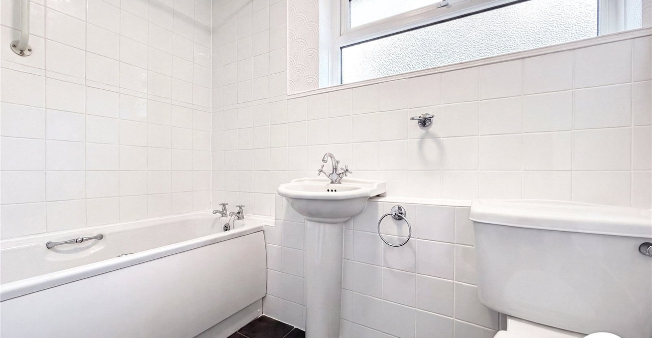 3 bedroom house to rent in Cuxton | Robinson Michael & Jackson