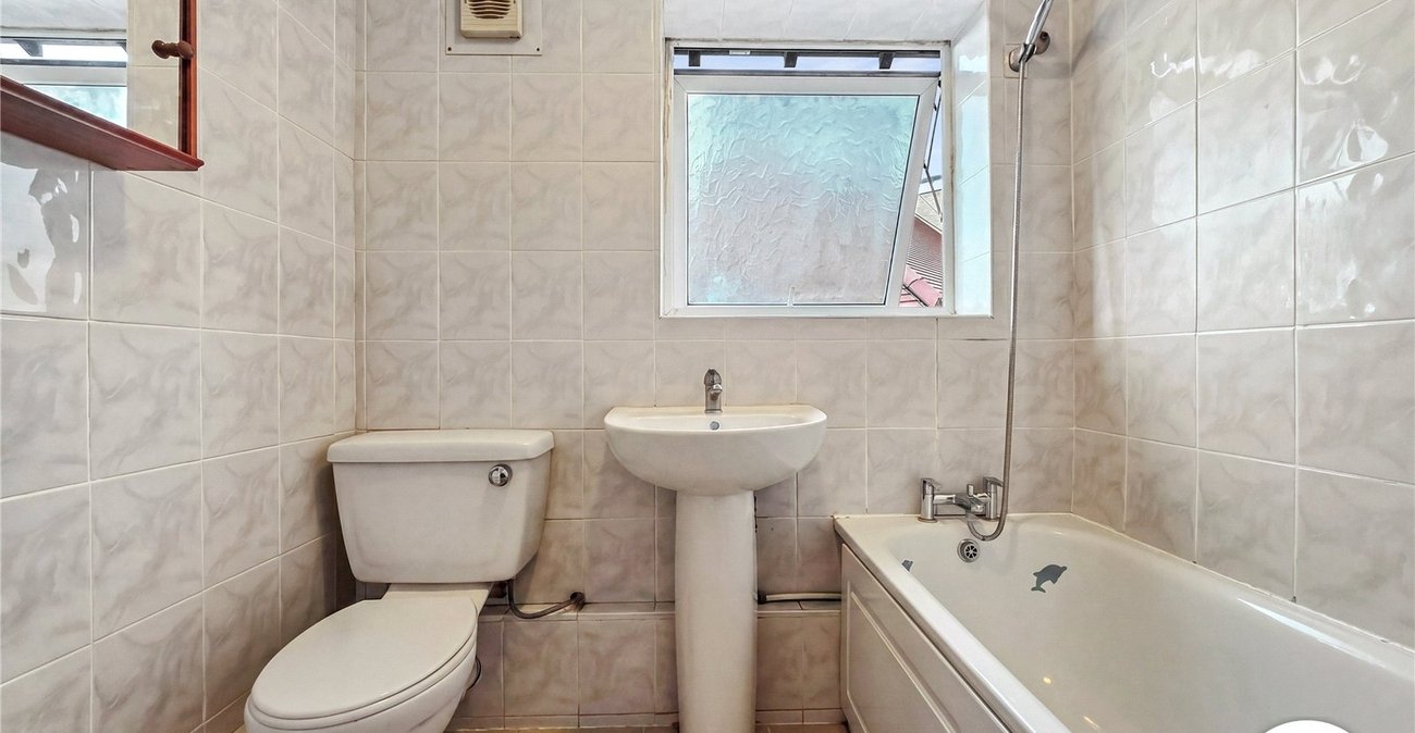 2 bedroom property to rent in London | Robinson Jackson