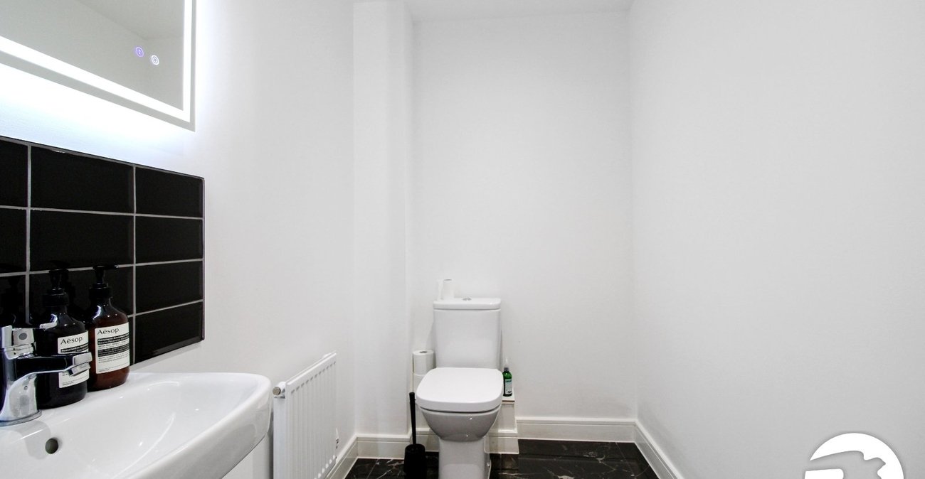 4 bedroom house to rent in Castle Hill | Robinson Michael & Jackson