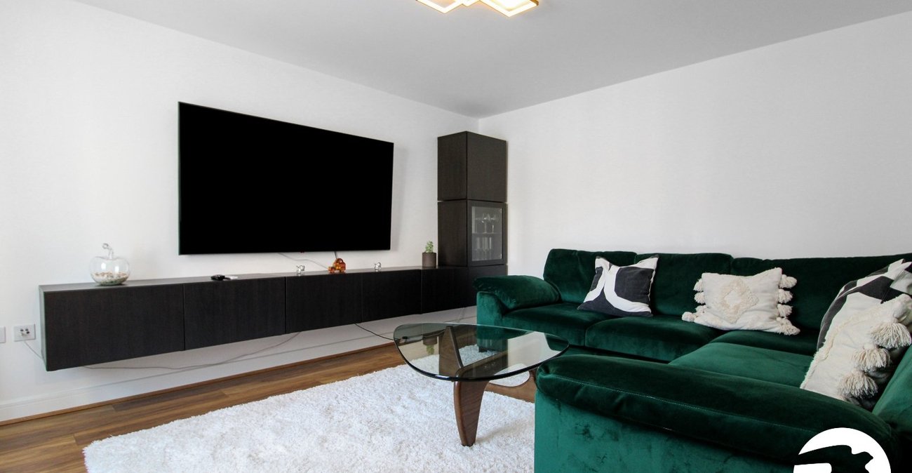 4 bedroom house to rent in Castle Hill | Robinson Michael & Jackson