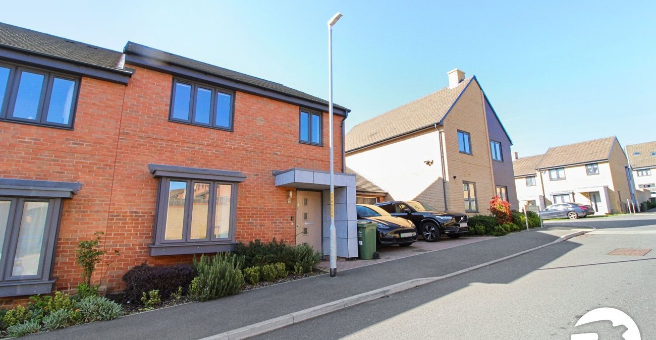 4 bedroom house to rent in Castle Hill | Robinson Michael & Jackson